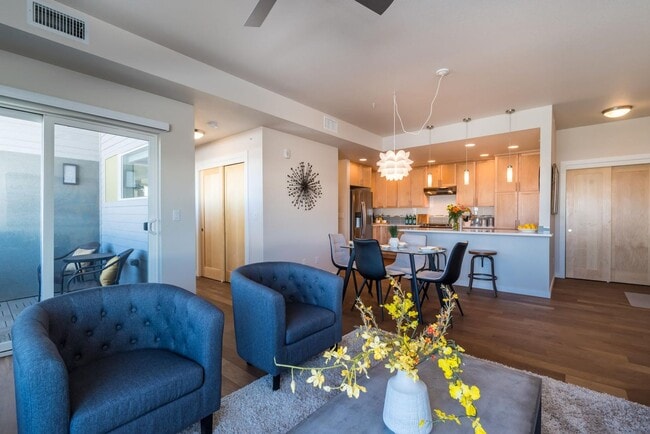 Foto del edificio - Quiet, north and east facing penthouse uni...