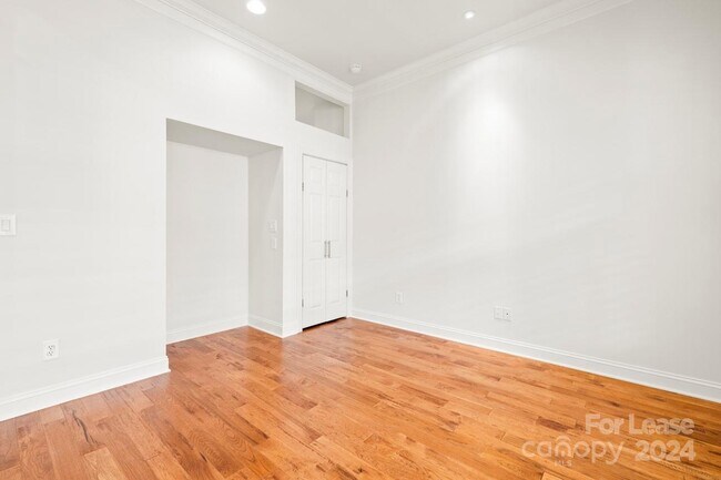 Foto del edificio - 7005 Holly Grove Ct