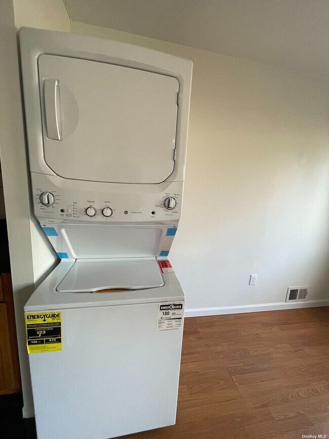 Foto del edificio - 221-75 Horace Harding Expy