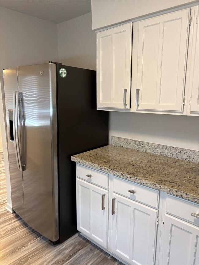 Foto del edificio - 4615 Roserock Ln