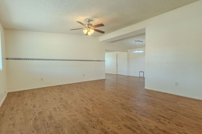 Building Photo - 3 Bedroom 2 Bath