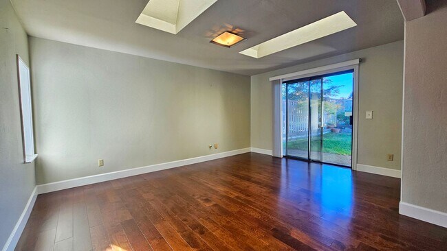 Foto del edificio - Charming 4 Bed 2 Bath Rambler with Office/Den in Benson Hilll, Renton WA.