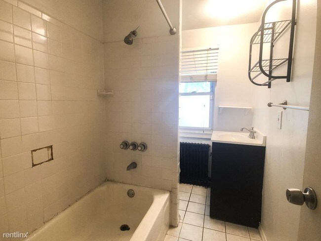 Building Photo - 3 br, 1.5 bath Apartment - 133 Gay St