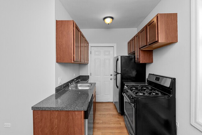 Foto del edificio - 3721 N Pine Grove Ave
