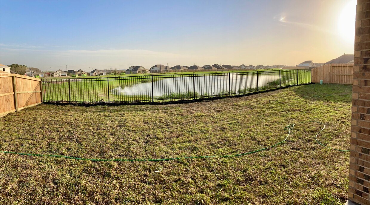 Building Photo - 15334 Lake Front Dr