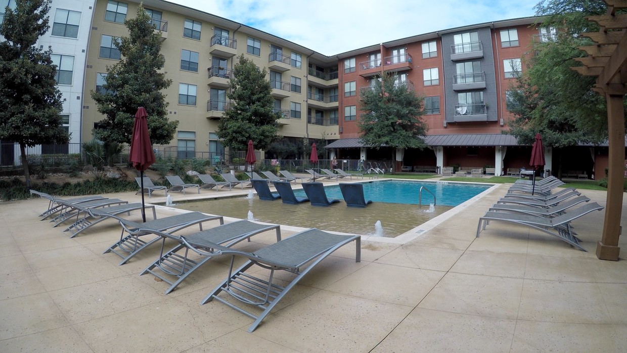 Primary Photo - 10910 Domain Dr