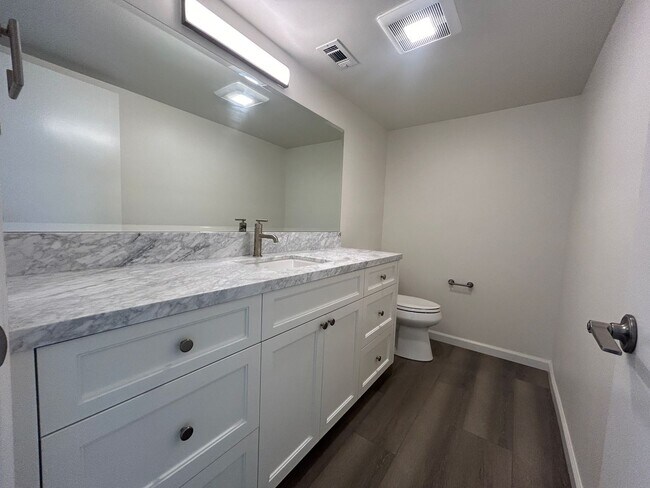 Building Photo - Spacious Newly Remodeled Townhome in Bonsa...