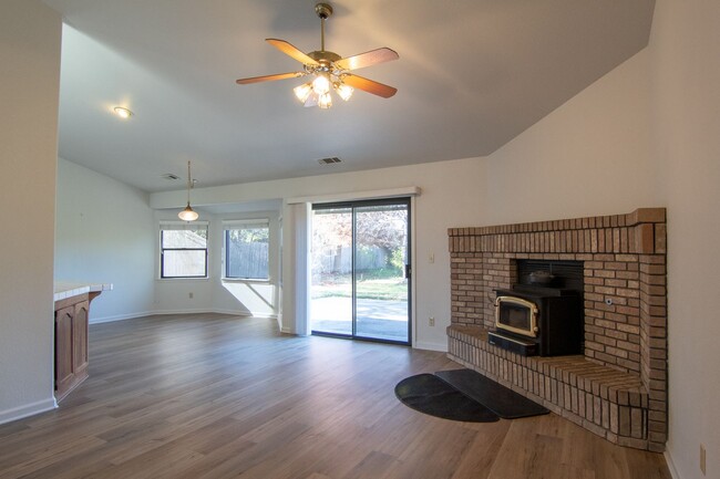 Building Photo - Beautiful Home in Country Heights!
