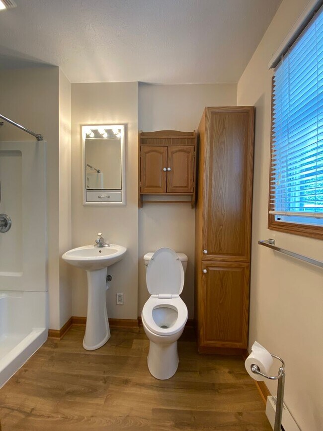 Building Photo - 1 Bedroom Apartment with ALL appliances