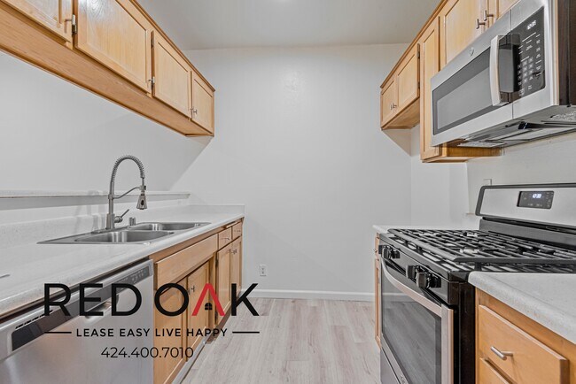 Foto del edificio - Recently Redone Junior/One Bedroom with Ai...