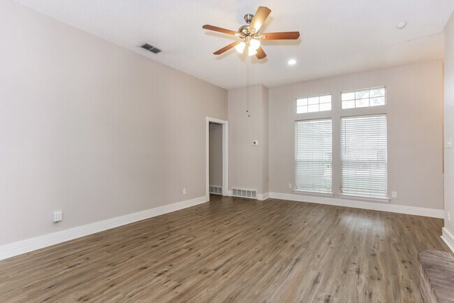 Building Photo - 724 Nicole Dr