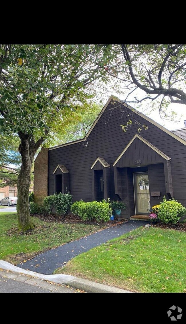 Building Photo - 176 Southgate Crescent
