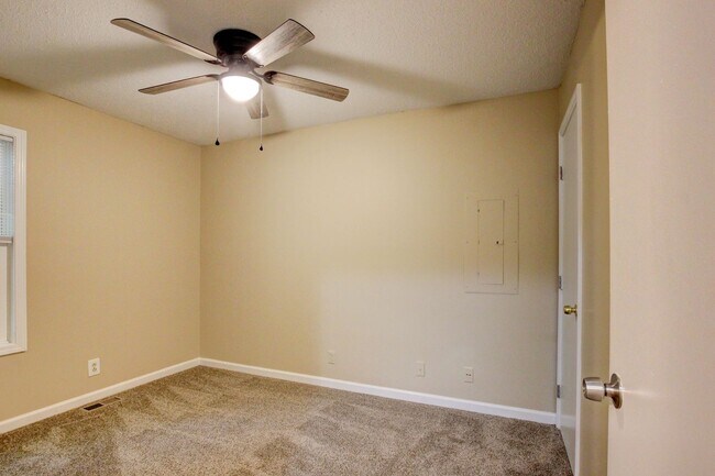 Building Photo - Fresh Paint and Carpet. 3 bed 2 bath.  Par...