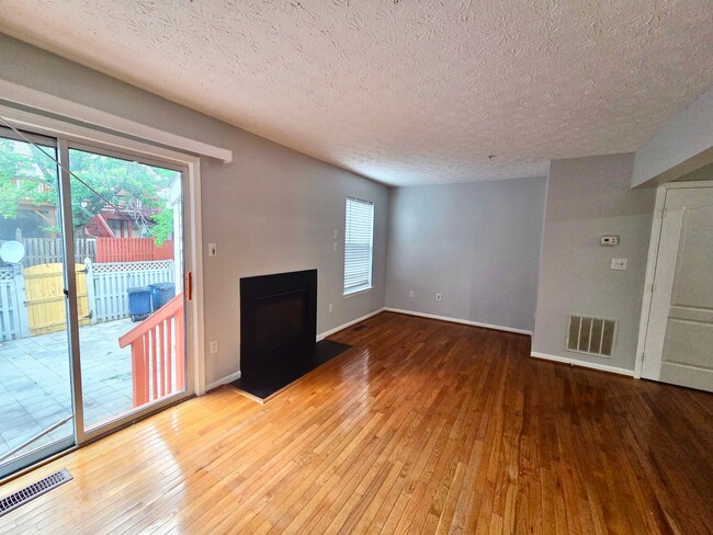 Building Photo - Spacious 4 BR/3.5 BA Townhome in Upper Mar...
