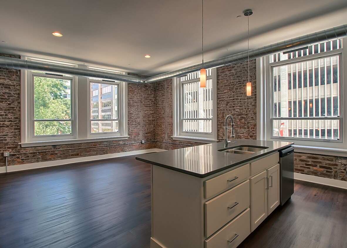 Primary Photo - 210 Walnut St