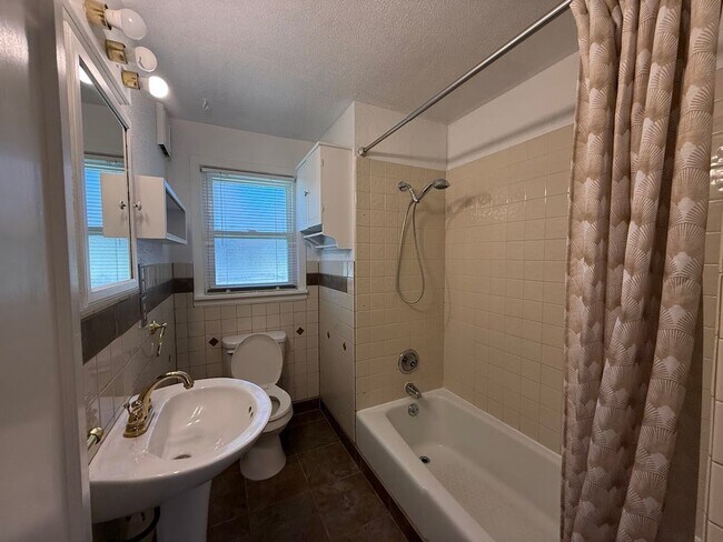Foto del edificio - Audubon-Downriver Neighborhood 4 bedroom, 1 bath corner lot with large, fenced yard