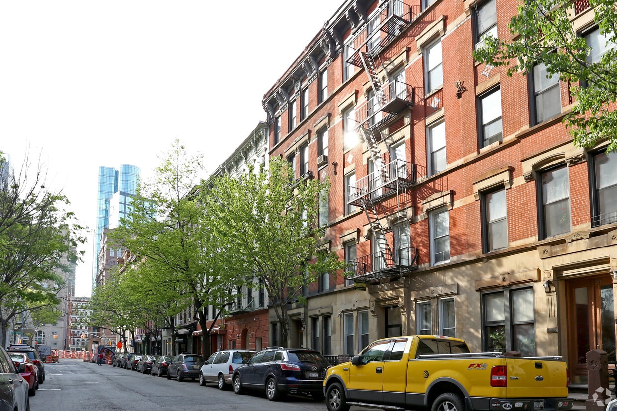 Primary Photo - 25 E 7th St