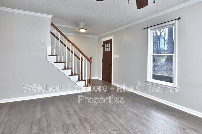 Building Photo - 220 W Elm Ave