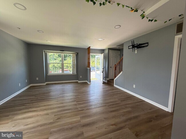 Building Photo - 339 Lindera Ct