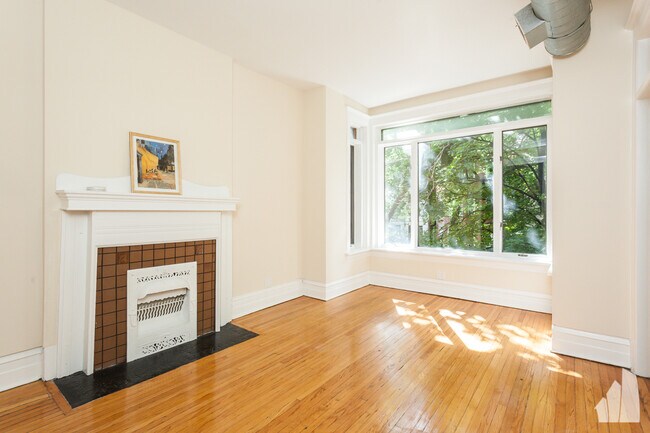 Foto del edificio - 900 W Newport Ave