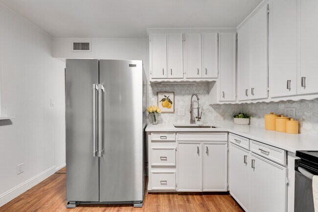 Building Photo - 202 Pine St