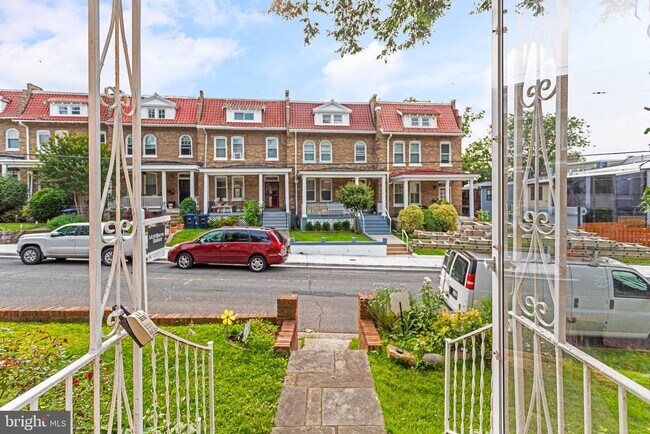 Foto del edificio - 4712 Piney Branch Rd NW