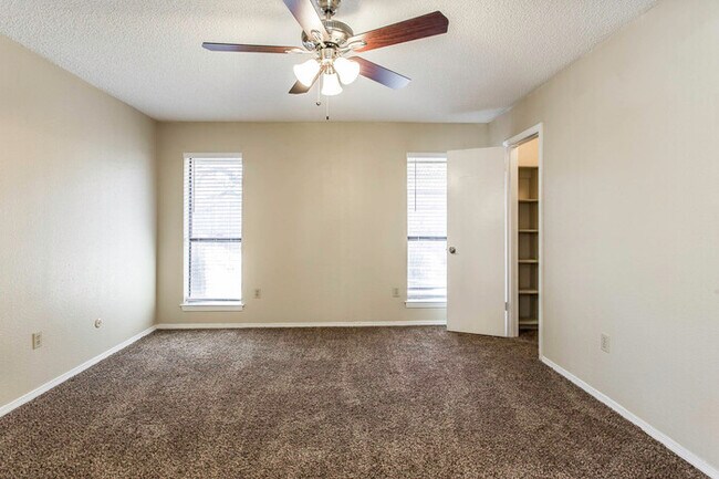 Building Photo - 3700 Village Glen Trail Arlington