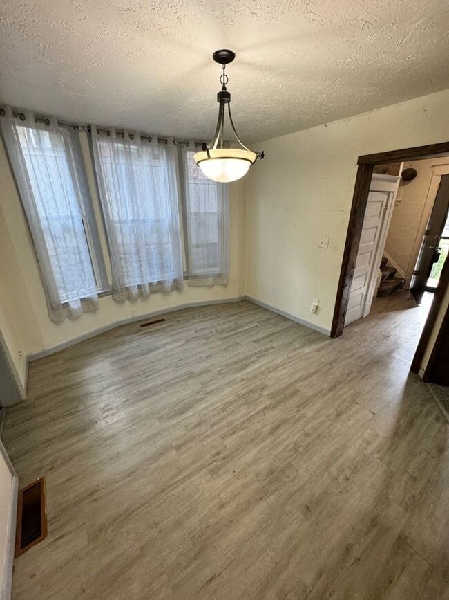 Building Photo - Half Off First Months Rent! South Hill Home!