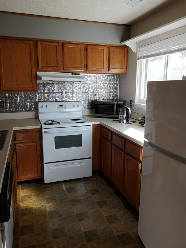 Kitchen, with electric oven - 2535 Stockbridge Dr