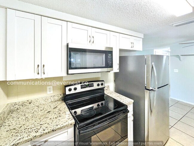 Building Photo - 2 Bed/1 Bath Home with Garage / Pet-Friendly / Coming Soon!