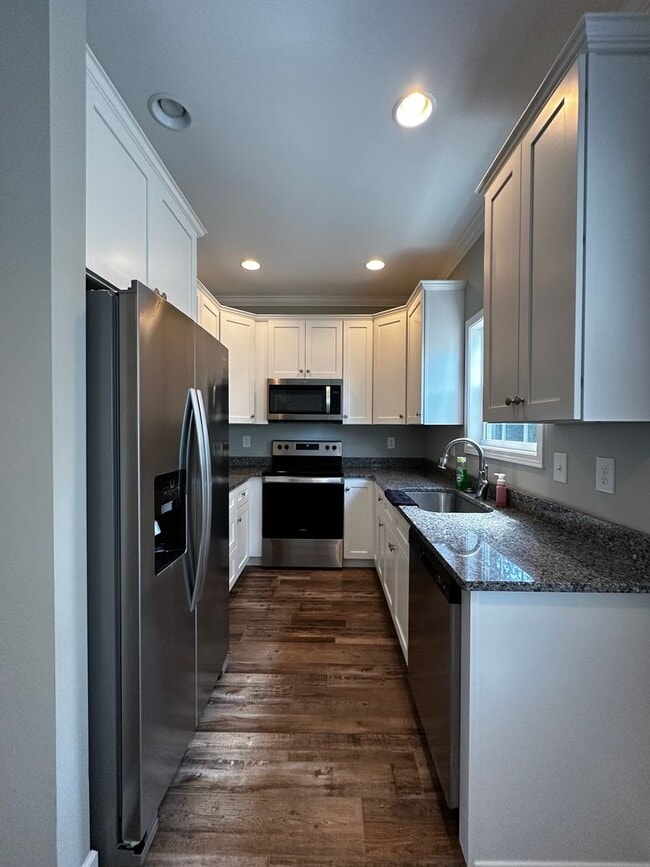 Building Photo - Spacious 3 Bedroom, 3.5bath in central Joh...