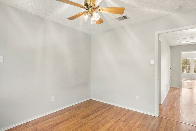 Foto del edificio - Updated, Bright, Open!! Ready For Immediat...