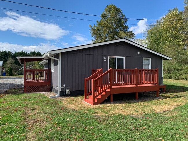 Building Photo - Brevard 3 Bedroom Close to Town