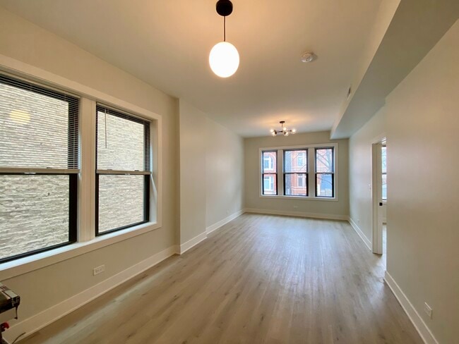 Building Photo - 1320 N Wicker Park Ave