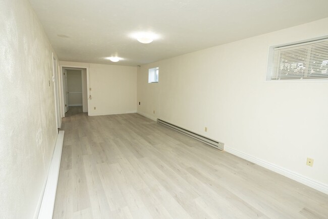 Foto del edificio - Basement Apartment