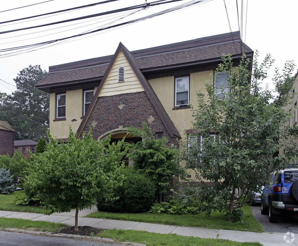 Building Photo - 622-624 Metropolitan Ave