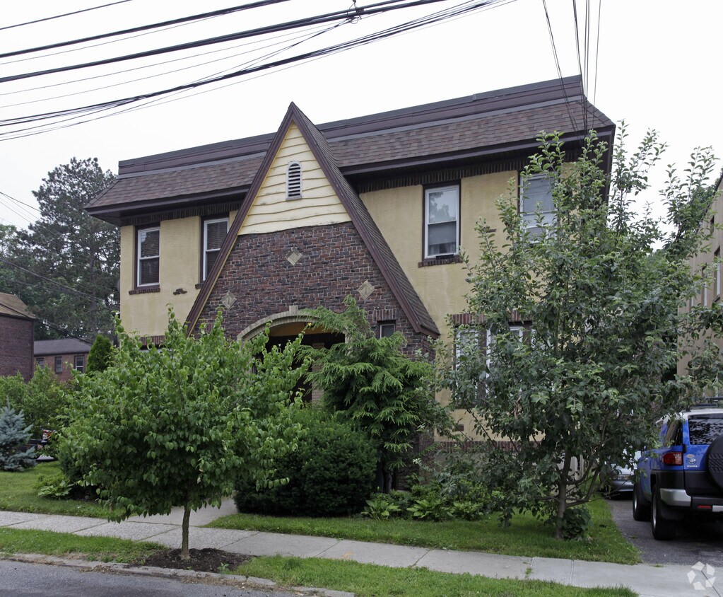 Foto del edificio - 622-624 Metropolitan Ave