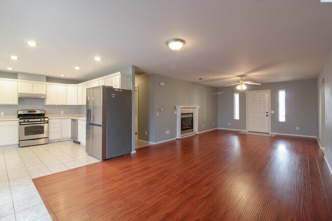 Foto del edificio - 3 Bed/2 Bath House in West Kennewick