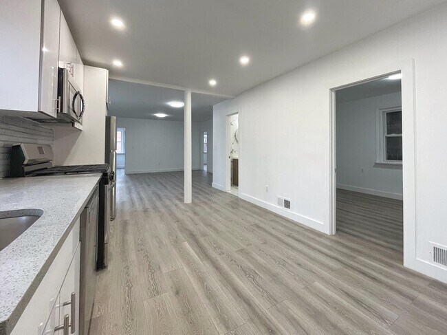 Building Photo - 389 Monmouth St