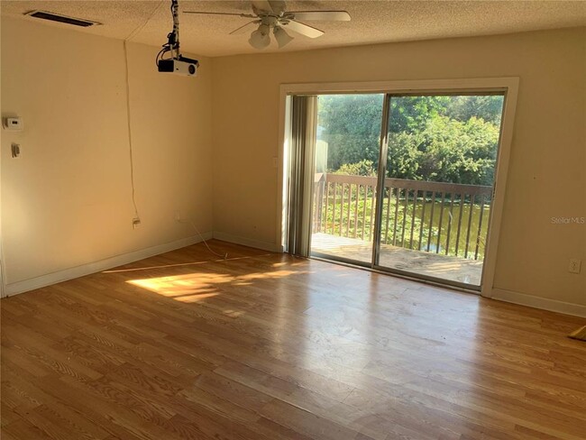 Foto del edificio - 2636 Hidden Lake Dr N