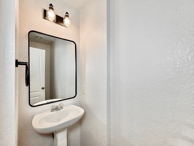 Building Photo - Gorgeous 3 bed 2.5 bath!