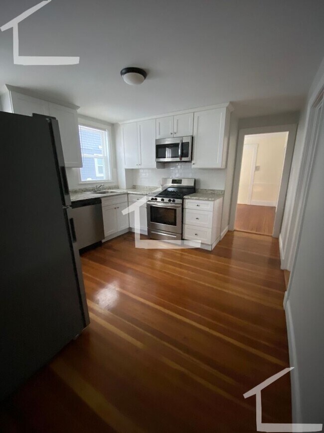 Building Photo - 9/1 Spacious 1BR with EIK, heat inc, eleva...