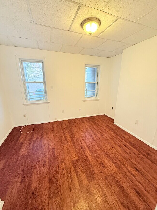 Building Photo - PERFECT FOR STUDENTS OR FAMILY NEEDING "IN-LAW SUITE"