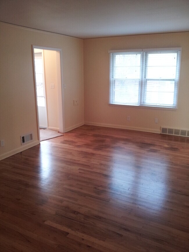 Building Photo - LARGE two bedroom Midtown Duplex with beau...