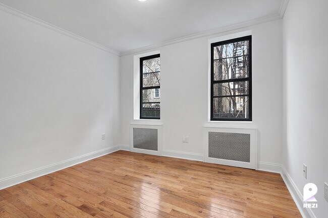 Building Photo - 295 Maple St