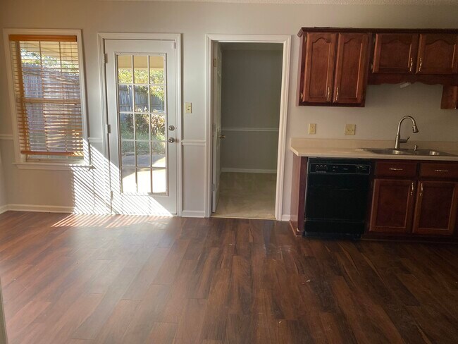 Foto del edificio - 8276 Red Creek Dr