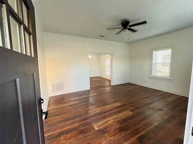 Building Photo - 501 N Doak St