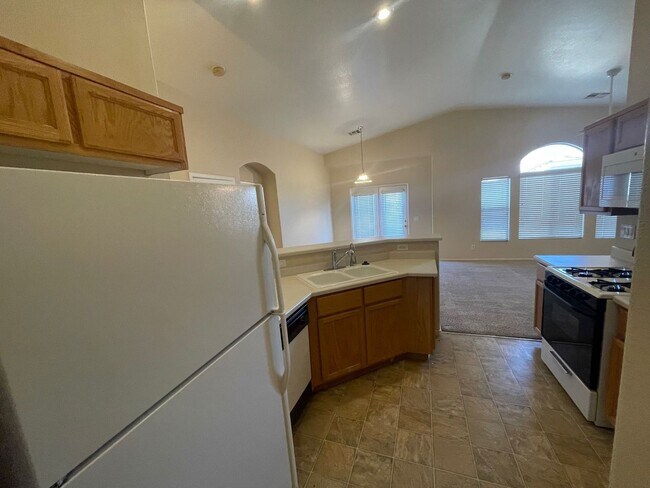 Building Photo - TOWN HOME IN GATED COMMUNITY