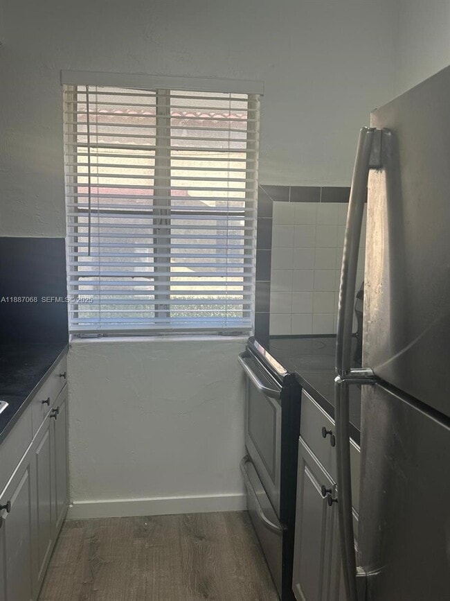 Foto del edificio - 6805 Abbott Ave