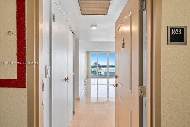 Building Photo - 100 Bayview Dr